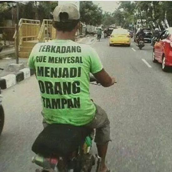 tulisan kocak di baju bapak bapak © berbagai sumber