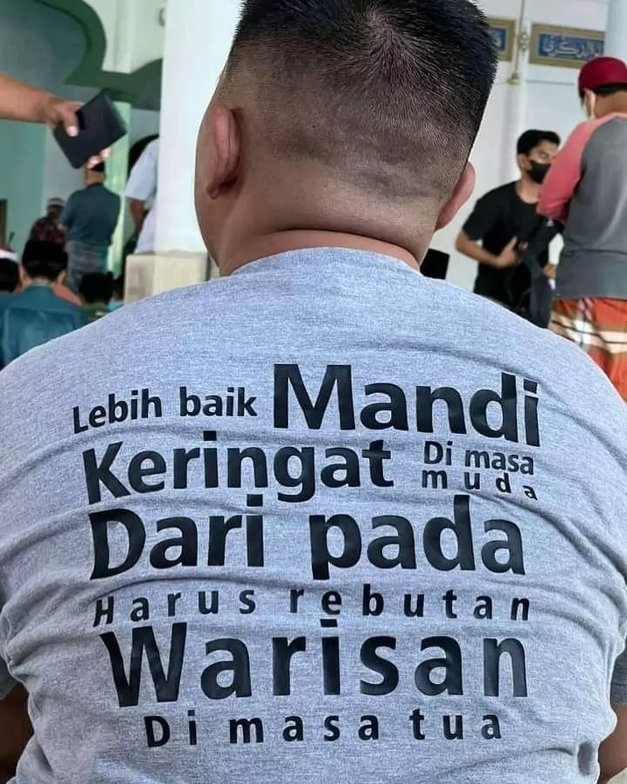 tulisan kocak di baju bapak bapak © berbagai sumber
