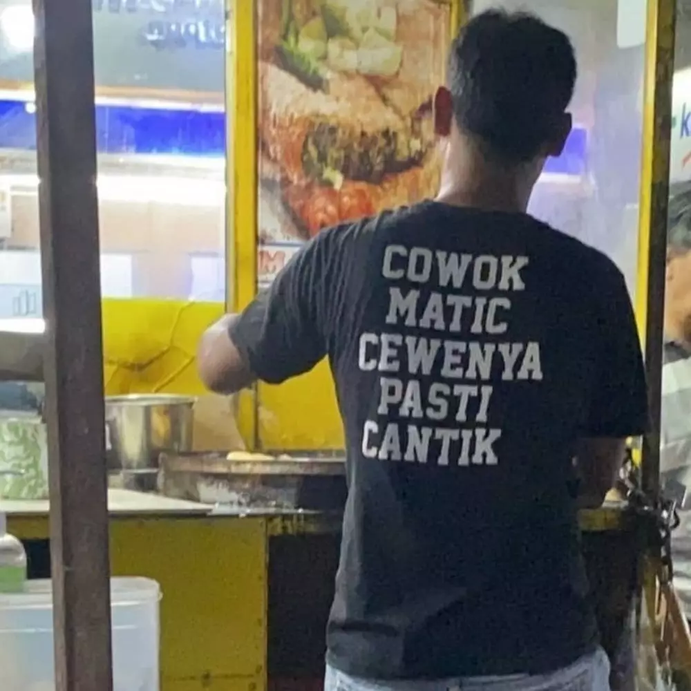 tulisan kocak di baju bapak bapak © berbagai sumber