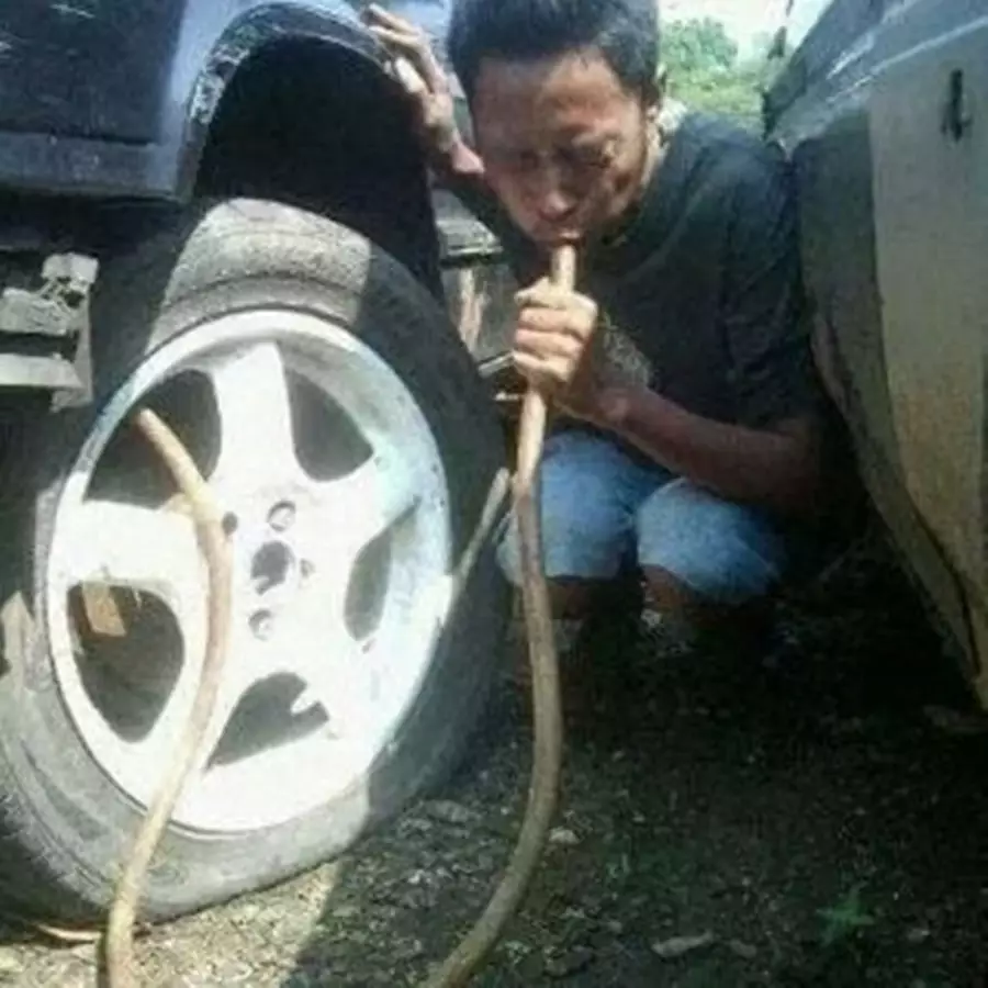 potret orang perbaiki mobil © berbagai sumber