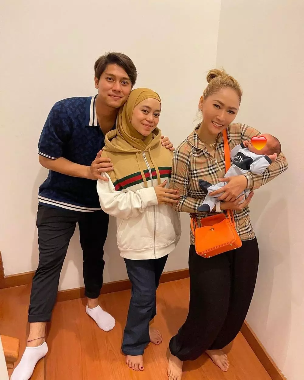 Momen seleb gendong Baby Leslar anak Lesty © 2022 brilio.net Momen seleb gendong Baby Leslar anak Lesty © 2022 brilio.net