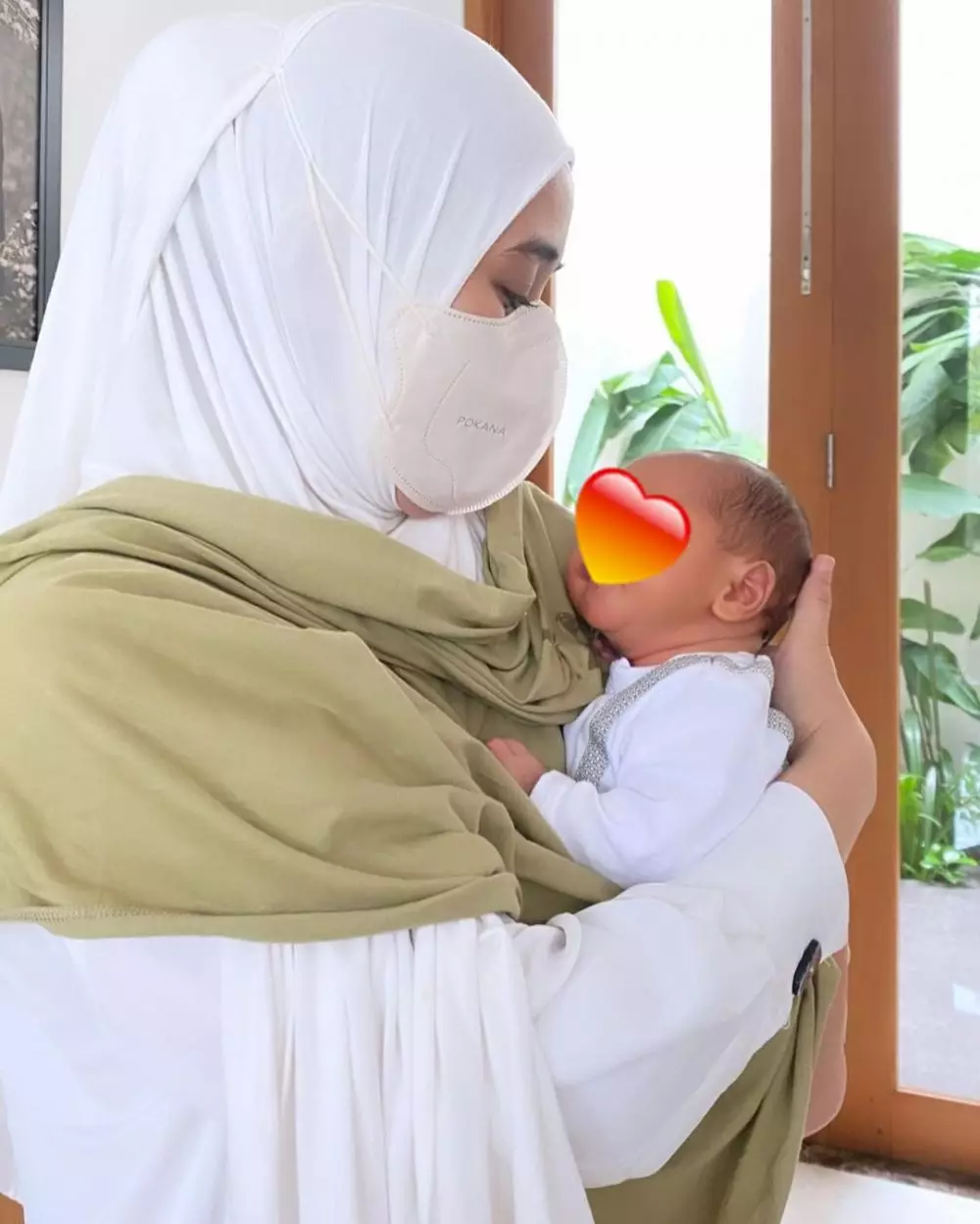 Momen seleb gendong Baby Leslar anak Lesty © 2022 brilio.net Momen seleb gendong Baby Leslar anak Lesty © 2022 brilio.net