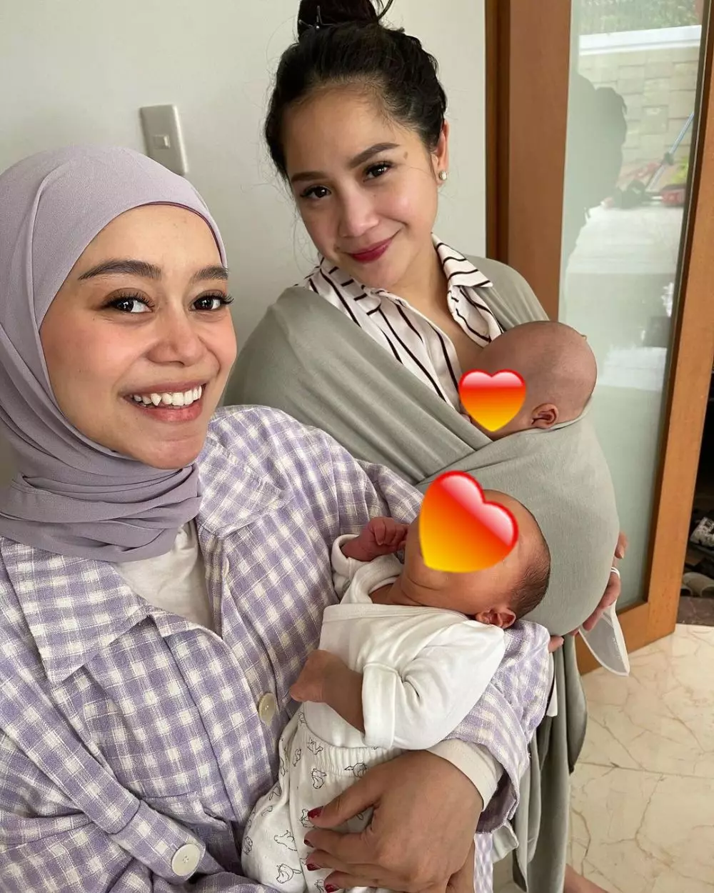 Momen seleb gendong Baby Leslar anak Lesty © 2022 brilio.net Momen seleb gendong Baby Leslar anak Lesty © 2022 brilio.net