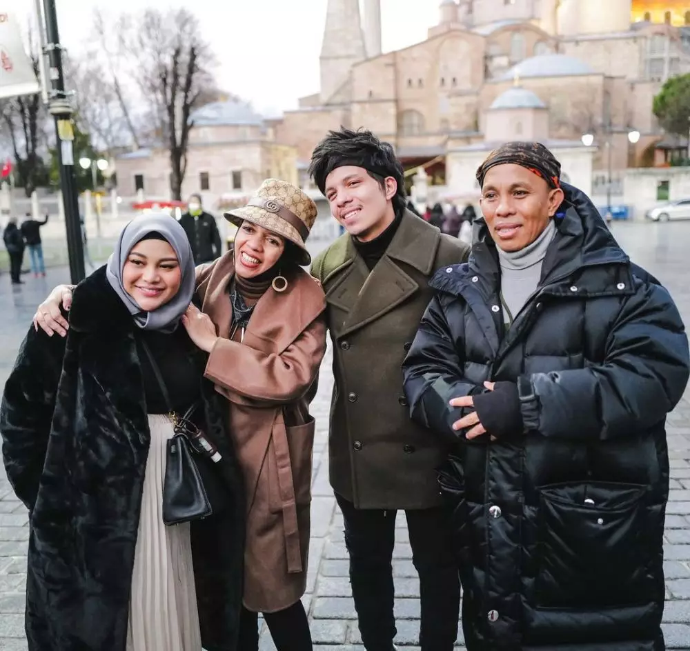 Momen kebersamaan Aurel Hermansyah bareng ibu mertua © 2022 brilio.net