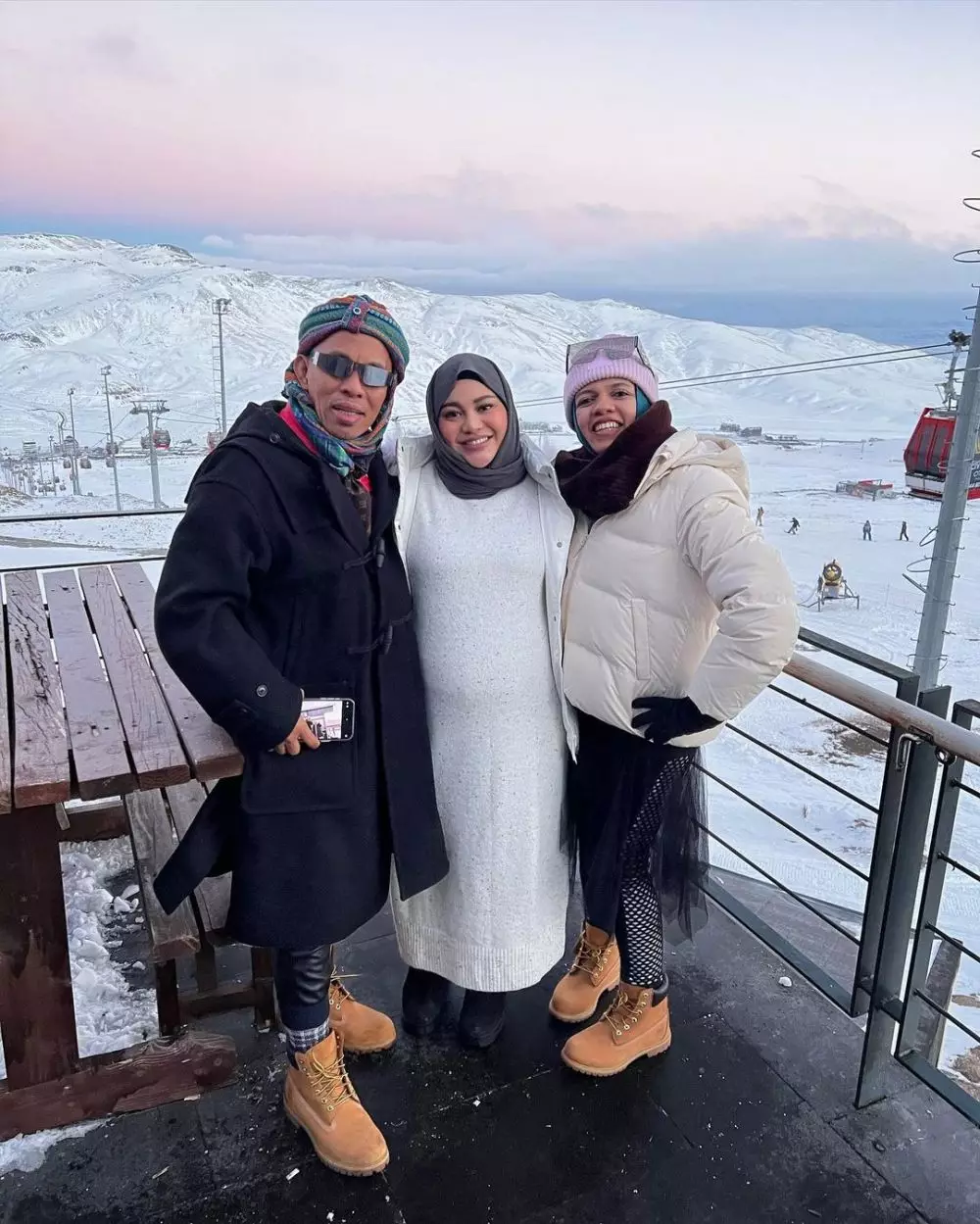 Momen kebersamaan Aurel Hermansyah bareng ibu mertua © 2022 brilio.net