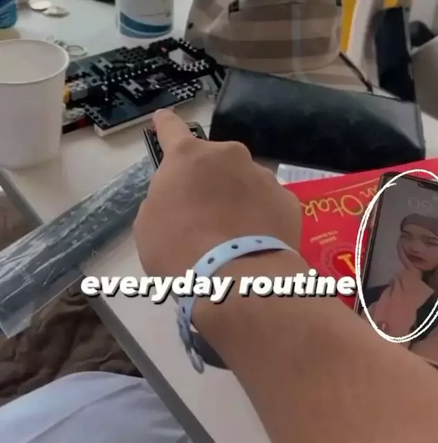 Potret wallpaper HP Thariq Halilintar, paras Fuji bikin salfok © 2022 brilio.net Potret wallpaper HP Thariq Halilintar, paras Fuji bikin salfok © 2022 brilio.net