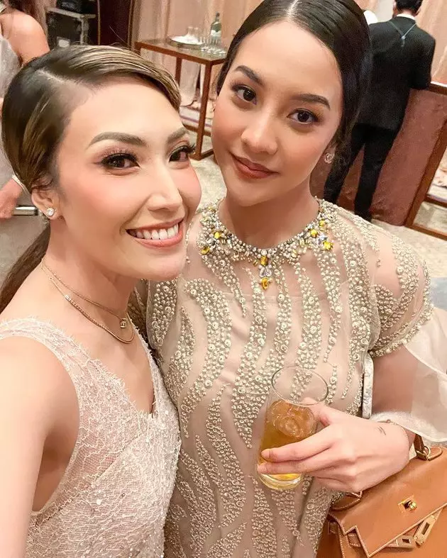 Gaya seleb di nikahan Vidi Aldiano dan Sheila Dara © berbagai sumber