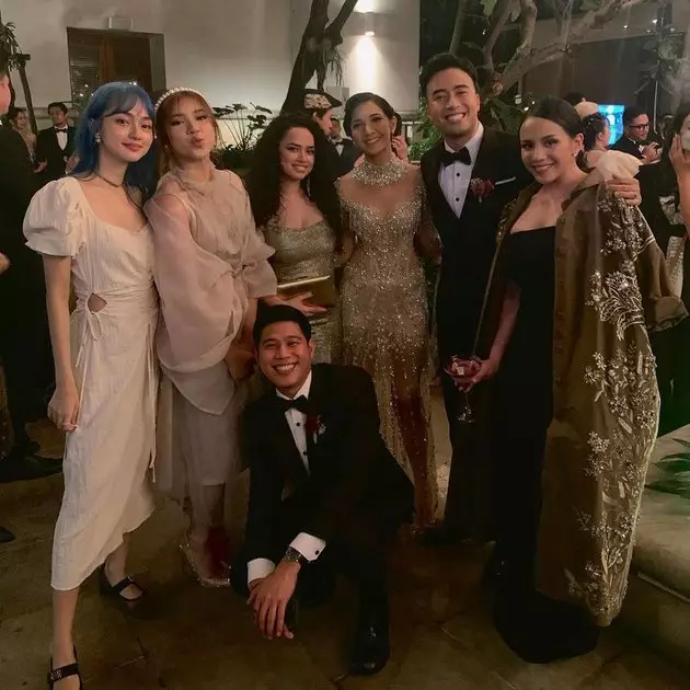 Gaya seleb di nikahan Vidi Aldiano dan Sheila Dara © berbagai sumber