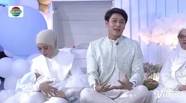 Detail gaya Lesty di akikahan baby L © berbagai sumber Detail gaya Lesty di akikahan baby L © berbagai sumber