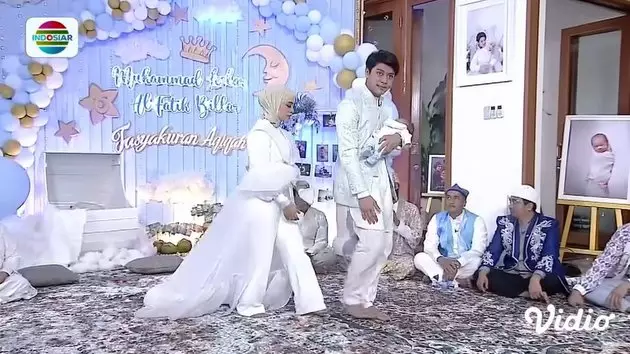 Detail gaya Lesty di akikahan baby L © berbagai sumber Detail gaya Lesty di akikahan baby L © berbagai sumber