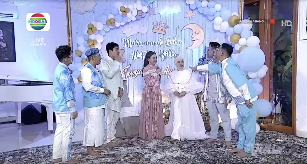 Detail gaya Lesty di akikahan baby L © berbagai sumber Detail gaya Lesty di akikahan baby L © berbagai sumber