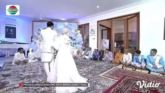 Detail gaya Lesty di akikahan baby L © berbagai sumber Detail gaya Lesty di akikahan baby L © berbagai sumber