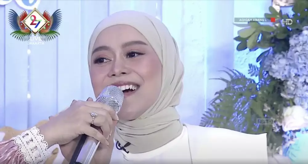 Detail gaya Lesty di akikahan baby L © berbagai sumber Detail gaya Lesty di akikahan baby L © berbagai sumber