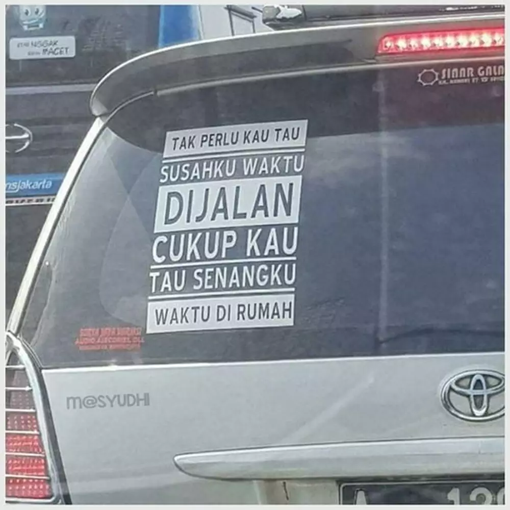 tulisan lucu di badan mobil © berbagai sumber