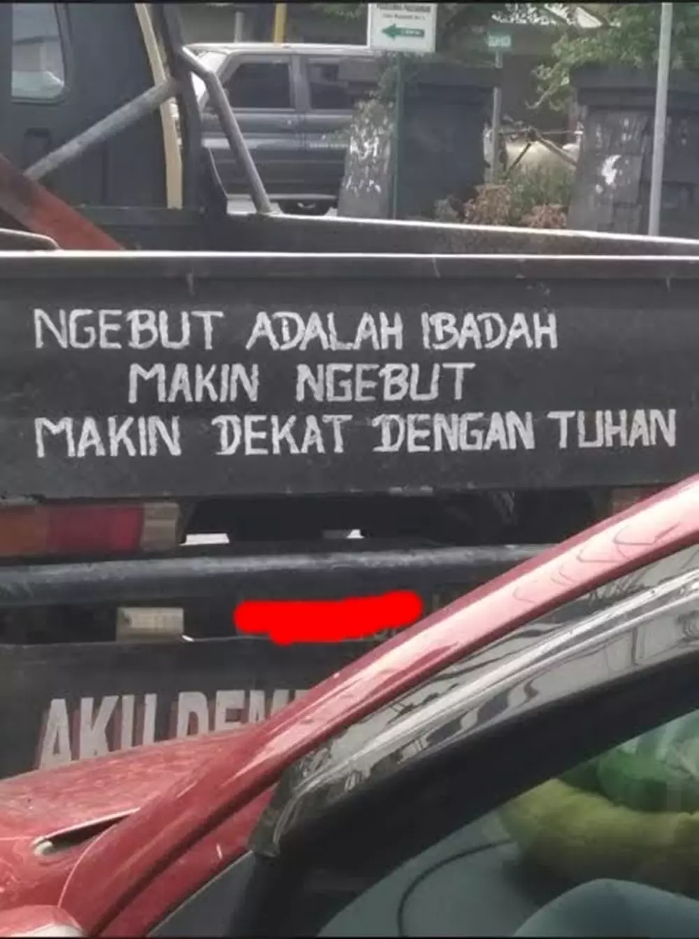 tulisan lucu di badan mobil © berbagai sumber