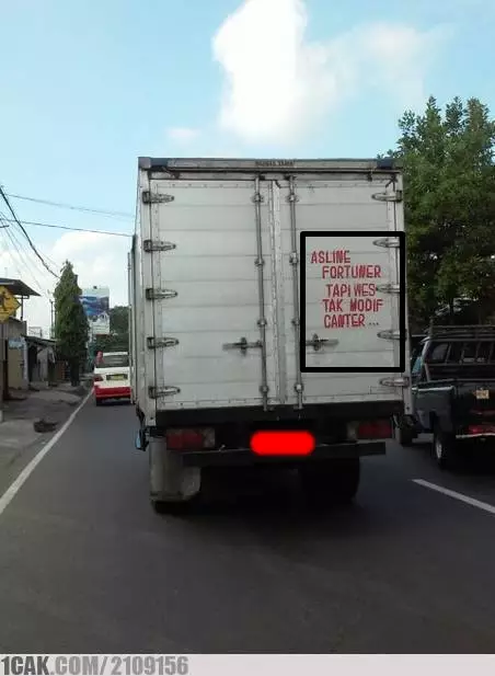 tulisan lucu di badan mobil © berbagai sumber