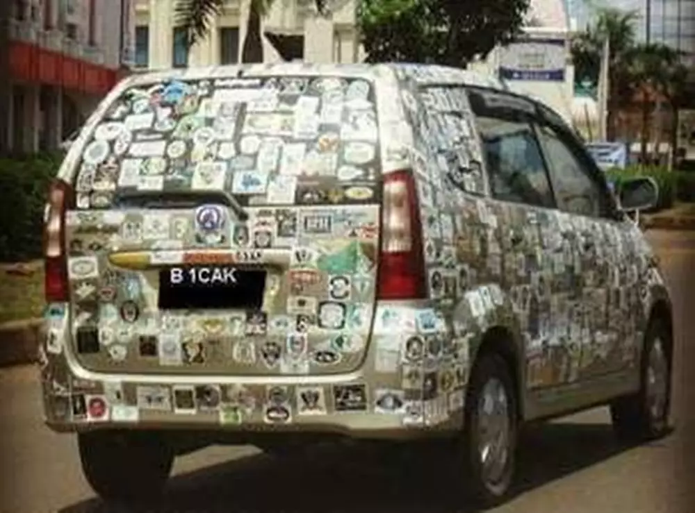 penampakan absurd eksterior mobil © Facebook