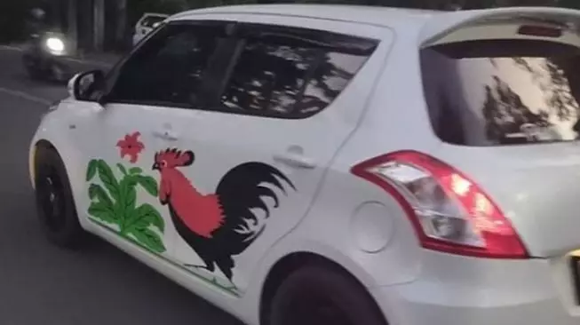 penampakan absurd eksterior mobil © Facebook