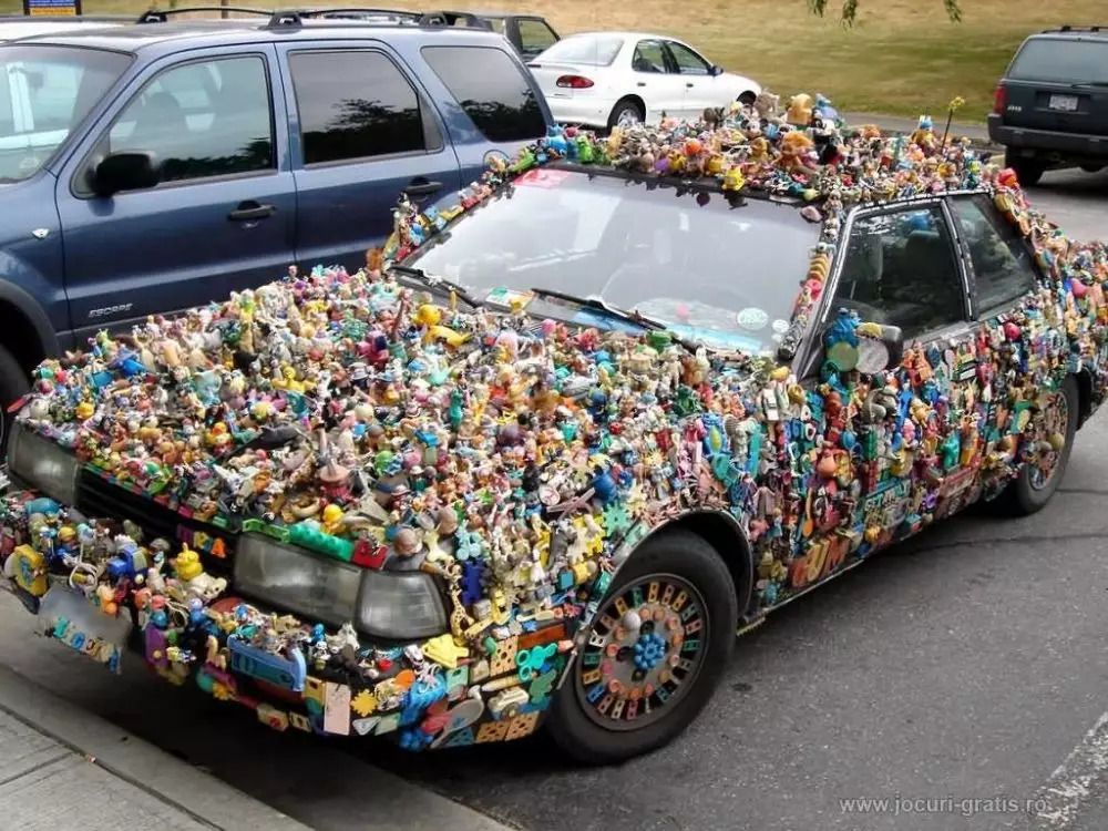 penampakan absurd eksterior mobil © Facebook