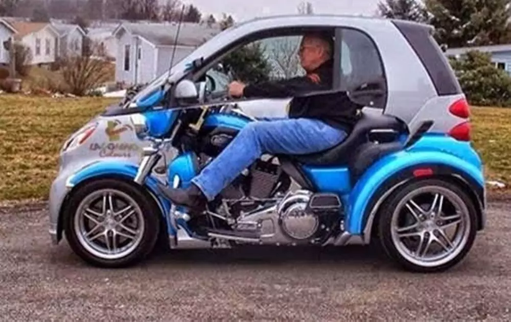 penampakan absurd eksterior mobil © Facebook