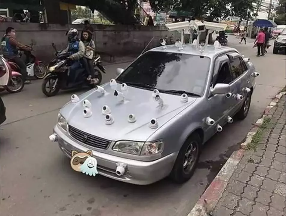 penampakan absurd eksterior mobil © Facebook