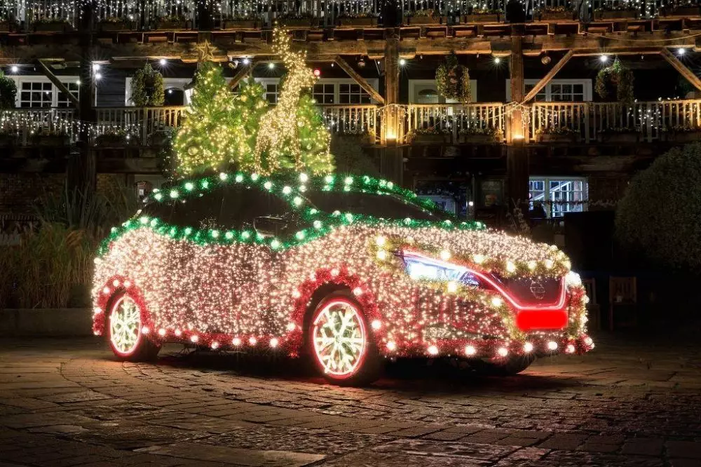 penampakan absurd eksterior mobil © Facebook