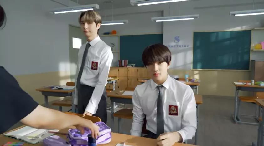 potret NCT Dream pakai seragam SMA © berbagai sumber