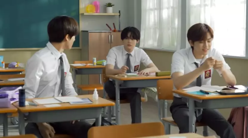 potret NCT Dream pakai seragam SMA © berbagai sumber