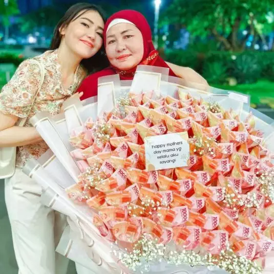 kedekatan Via Vallen dan ibu © Instagram kedekatan Via Vallen dan ibu © Instagram