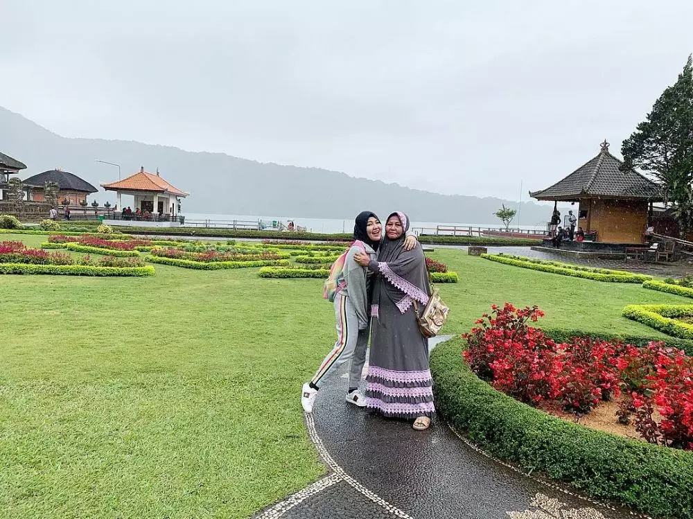 kedekatan Via Vallen dan ibu © Instagram kedekatan Via Vallen dan ibu © Instagram