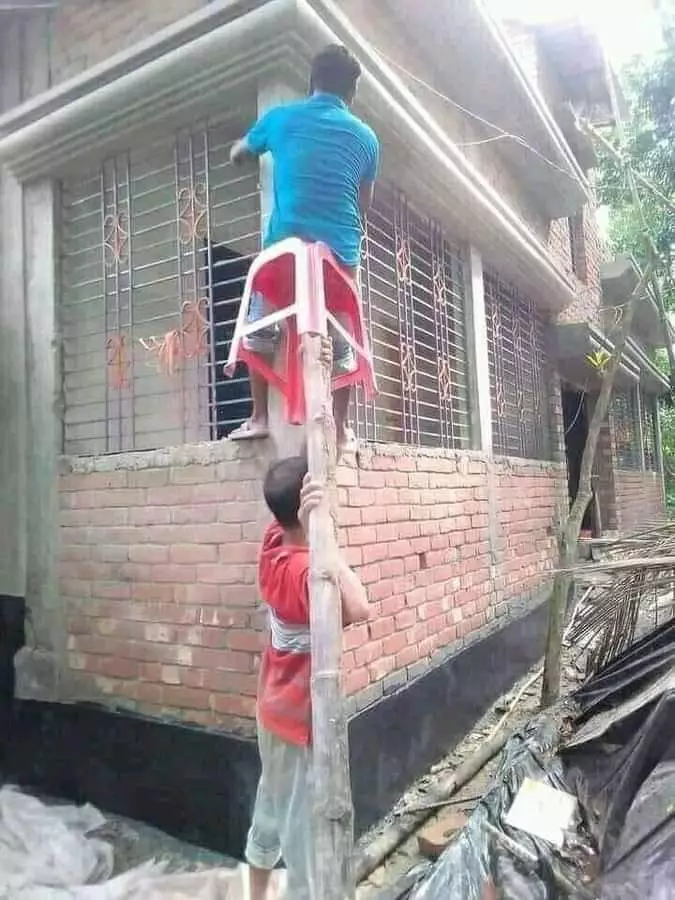 momen ini tunjukkan susahnya jadi tukang bangunan © Twitter