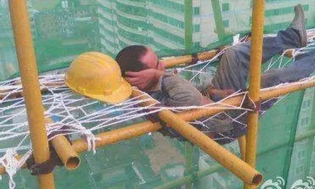 momen ini tunjukkan susahnya jadi tukang bangunan © Twitter