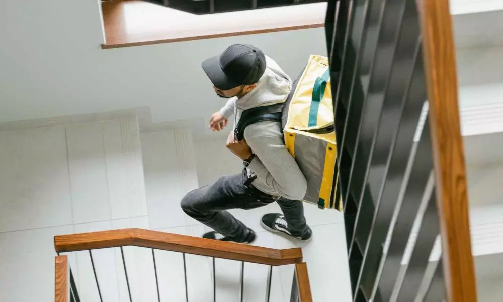 Arti naik tangga © 2022 brilio.net