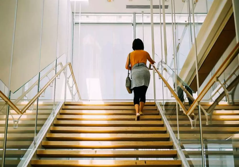 Arti naik tangga © 2022 brilio.net