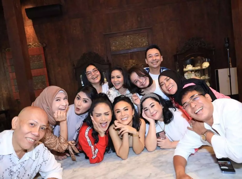 Yuni Shara dan Geng Kepompong Instagram