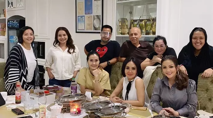 Yuni Shara dan Geng Kepompong Instagram