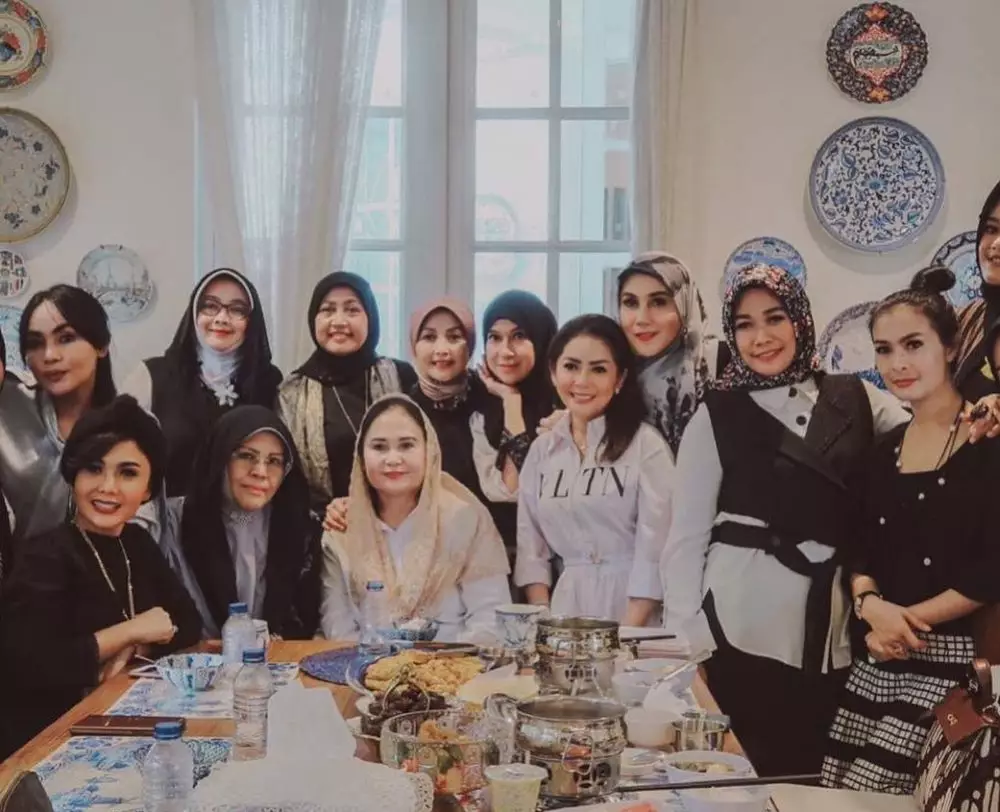 Yuni Shara dan Geng Kepompong Instagram