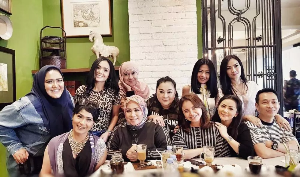 Yuni Shara dan Geng Kepompong Instagram