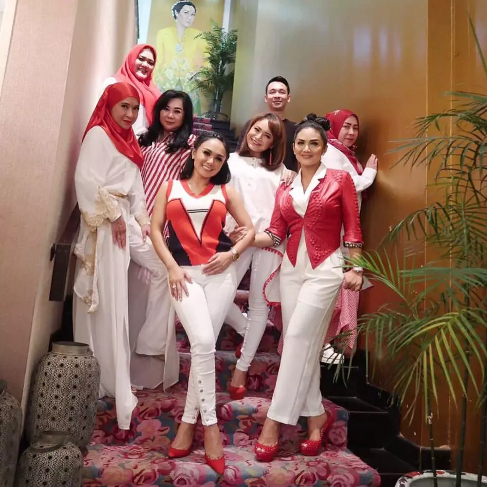 Yuni Shara dan Geng Kepompong Instagram