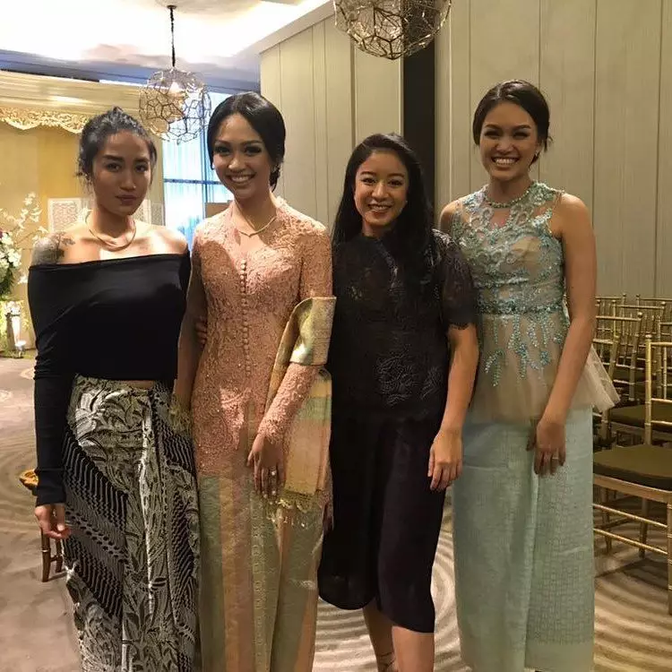 Pesona Chef Renatta saat kondangan © Instagram