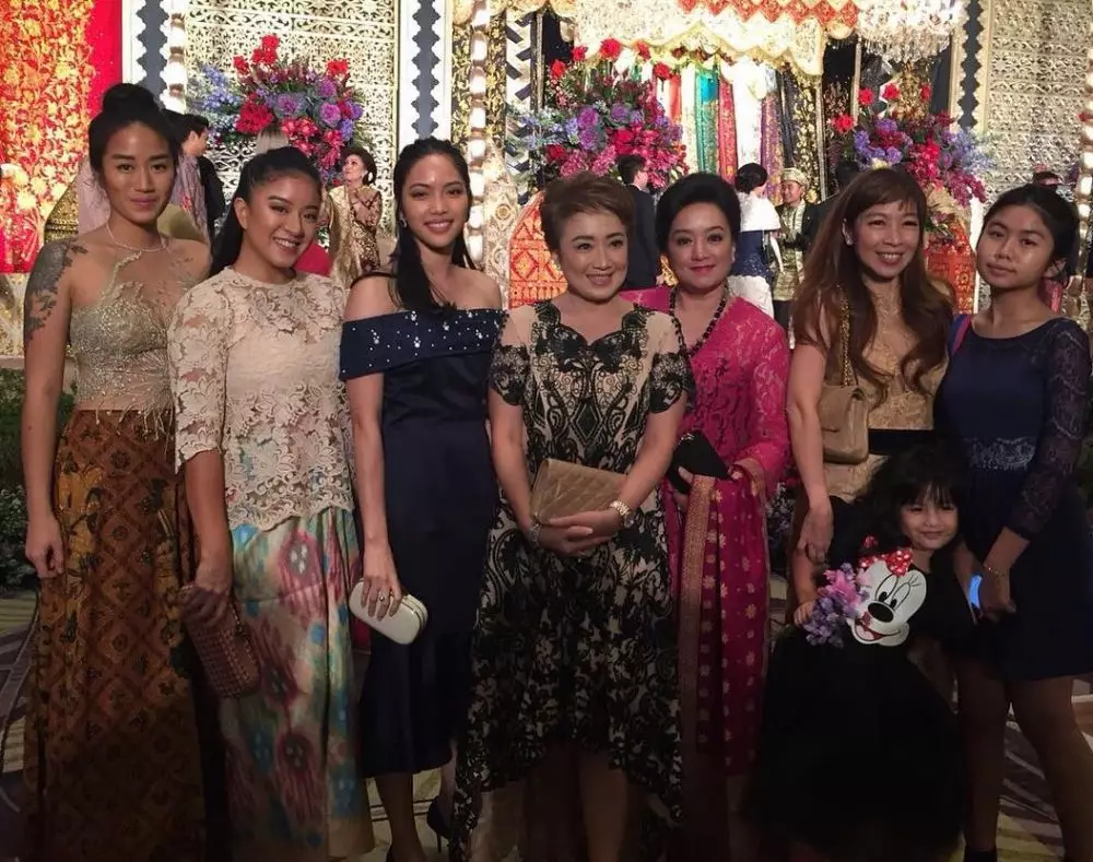 Pesona Chef Renatta saat kondangan © Instagram