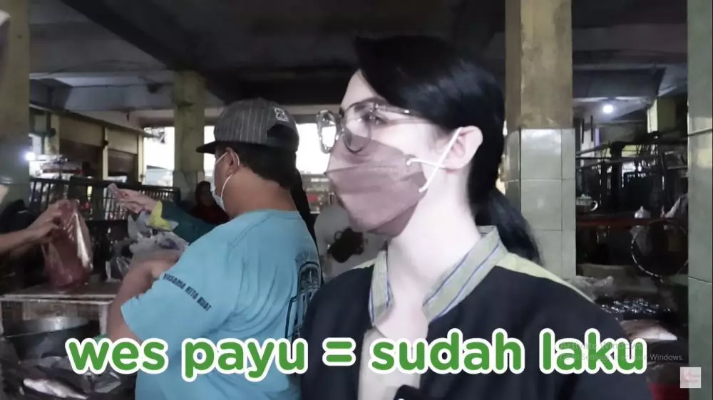 momen sederhana Arumi Bachsin belanja ke pasar © YouTube