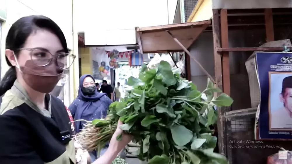 momen sederhana Arumi Bachsin belanja ke pasar © YouTube