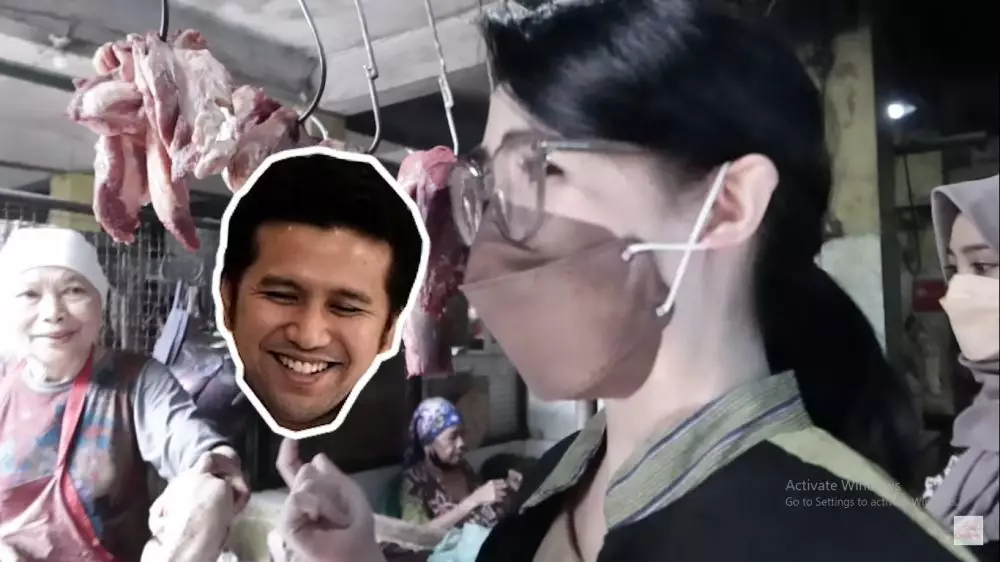 momen sederhana Arumi Bachsin belanja ke pasar © YouTube