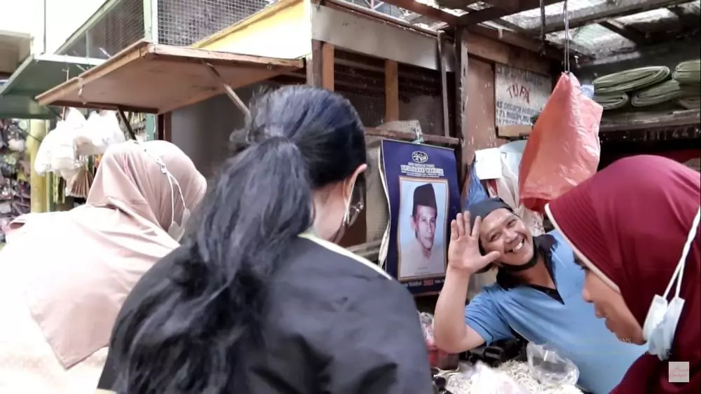 momen sederhana Arumi Bachsin belanja ke pasar © YouTube