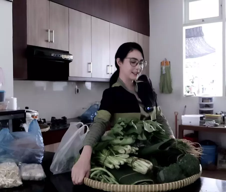 momen sederhana Arumi Bachsin belanja ke pasar © YouTube