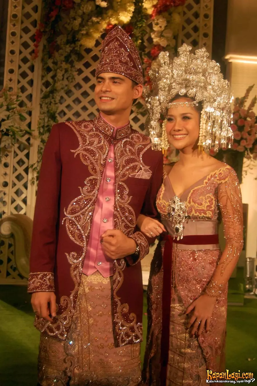 Momen pernikahan penyanyi dengan adat Minang © berbagai sumber Momen pernikahan penyanyi dengan adat Minang © berbagai sumber