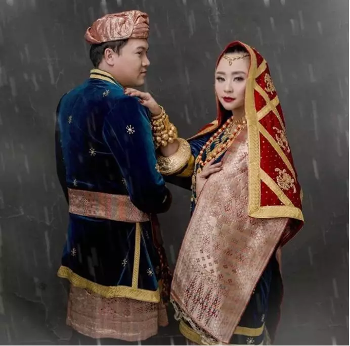 Momen pernikahan penyanyi dengan adat Minang © berbagai sumber Momen pernikahan penyanyi dengan adat Minang © berbagai sumber
