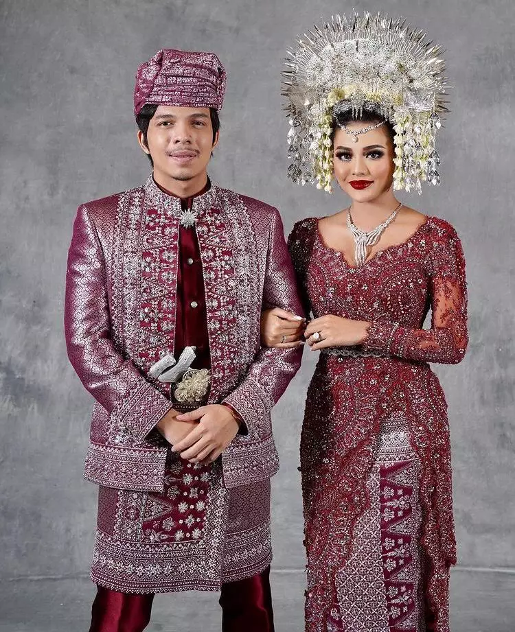 Momen pernikahan penyanyi dengan adat Minang © berbagai sumber Momen pernikahan penyanyi dengan adat Minang © berbagai sumber