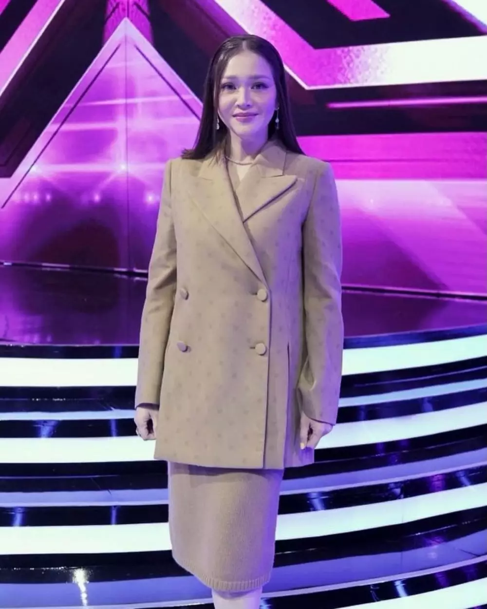 Penampilan Maia Estianty disebut mirip Anya Geraldine © Instagram Penampilan Maia Estianty disebut mirip Anya Geraldine © Instagram